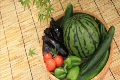 紅葉の下のたらいで冷やすスイカと野菜たち