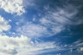 左下から右上に流れる雲