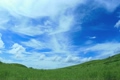 草原と2層の雲