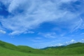 緑の丘と2層の雲