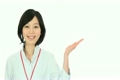 手をかざす女性