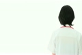振りかえる女性