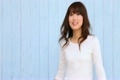 指さしする女性