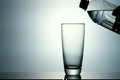 「ペットボトルの水を注ぐ」の映像素材 [3112994]
